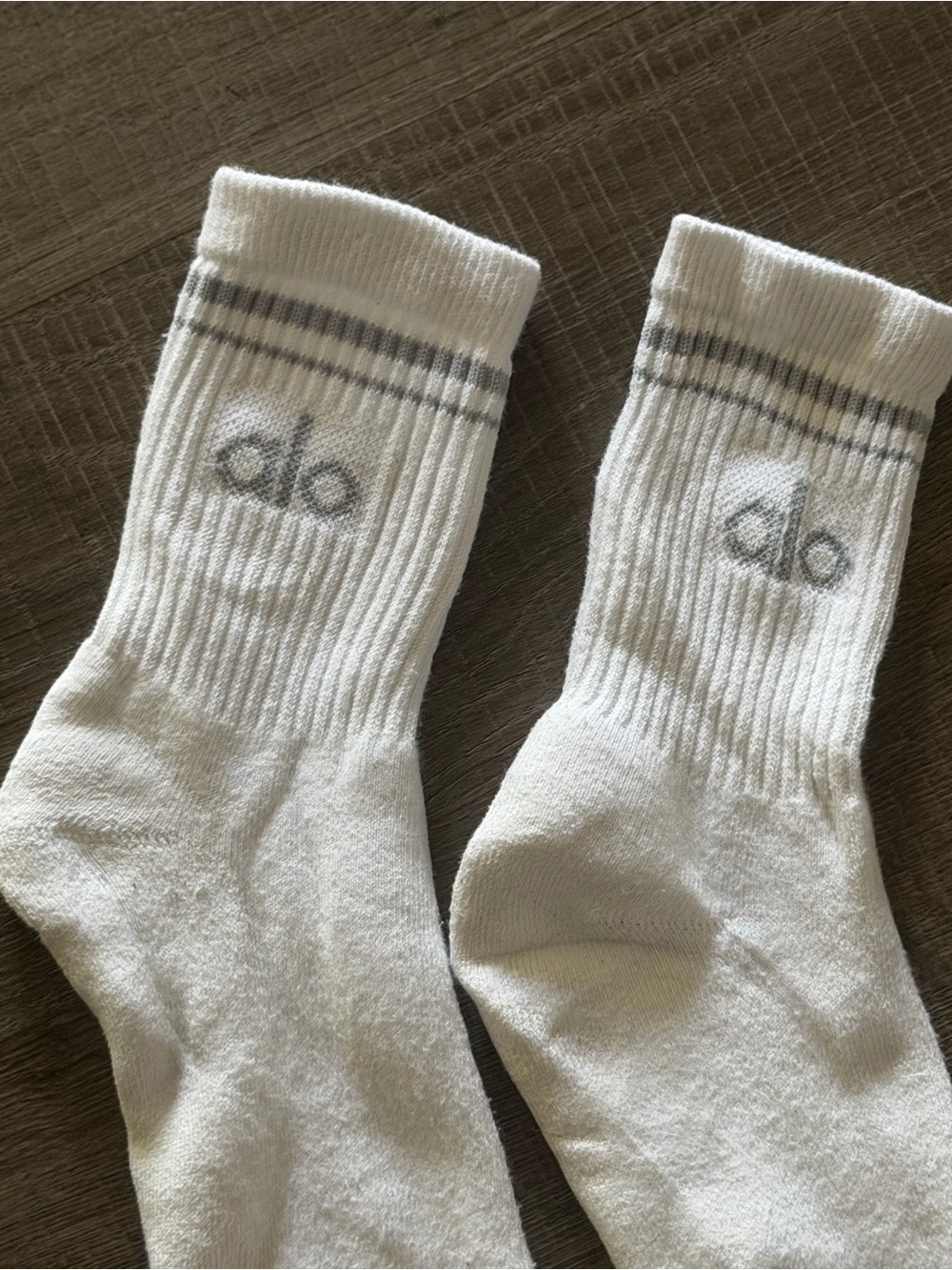 ALO Yoga White Crew Athletic Socks with Gray Logo Size M fits sizes 7.5 – 10.5 - Picture 2 of 4